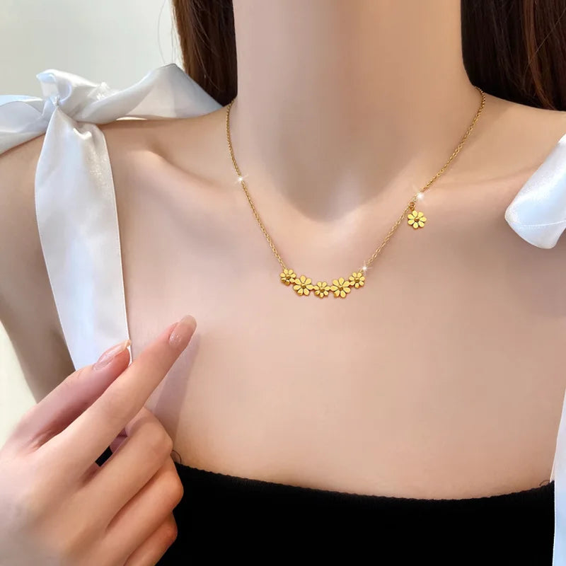 316L Stainless Steel Daisy Pendants Necklace for Elegant Women Exquisite Flower Choker Jewelry Accessories Wedding Party Gifts